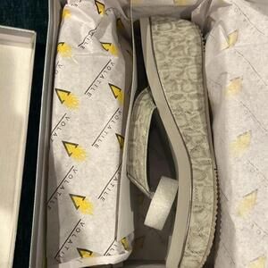 Volatile Frappachino Wedge Sandals – Gray Metal Snake – Size 11